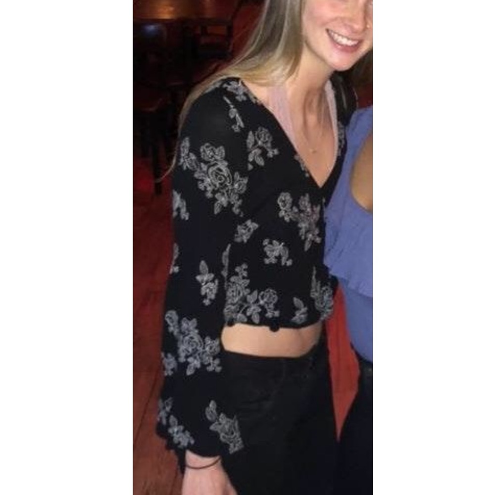Long sleeve flowery crop top